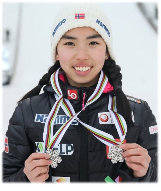 Thea Bjørseth med medaljer rundt halsen